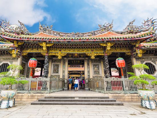 Taipei _Longshan Temple_shutterstock_335538626