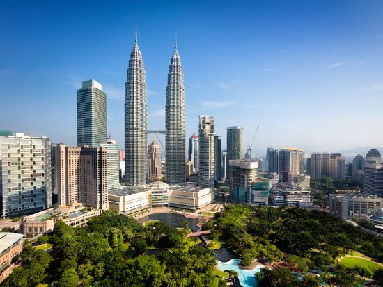 Malaysia_Kuala Lumpur_Skyline_Petronas_shutterstock_408437458