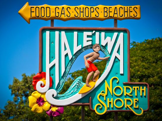 HaleiwaSign_NorthShore_Oahu_Hawaii__shutterstock_247196980