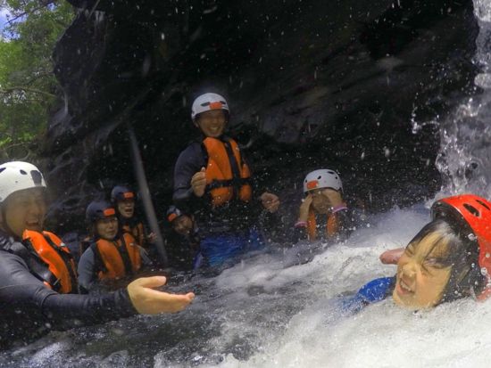 西表島マングローブカヌー＆キャニオニング1日ツアー 飛び込んで泳いで気分爽快！大自然の中で心も身体もリフレッシュ♪＜送迎あり／昼食あり／約7時間＞