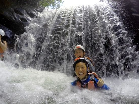西表島マングローブカヌー＆キャニオニング1日ツアー 飛び込んで泳いで気分爽快！大自然の中で心も身体もリフレッシュ♪＜送迎あり／昼食あり／約7時間＞