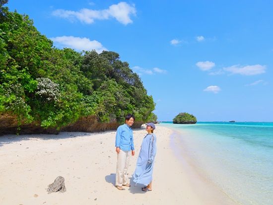 ビーチをバックに写真撮影3