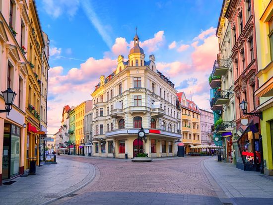 Poland_Torun_Street_shutterstock_372591940