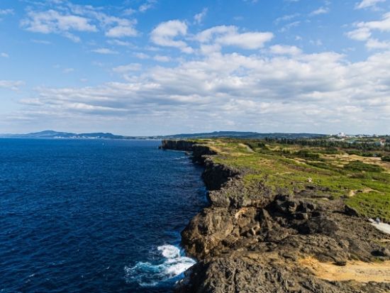 読谷村周遊ジオツアー まるで野外博物館！残波岬・座喜味城跡・やちむんの里 沖縄の自然史を学ぶ半日プラン＜送迎あり／読谷村発＞