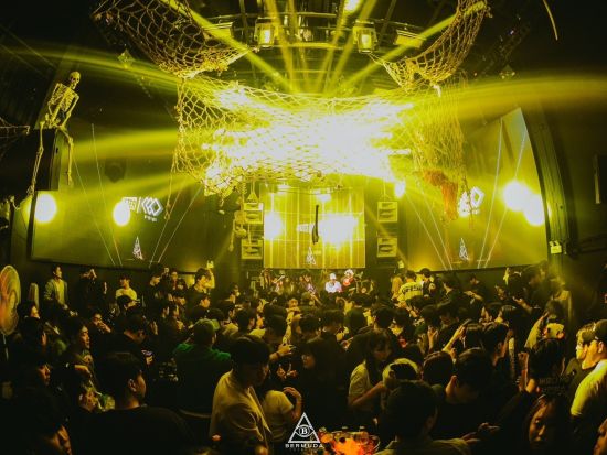 「バミューダ・ホンデ（Bermuda Hongdae）」VIPシート事前予約　弘大の人気クラブもVIP席確約でスムーズに入店！＜1～13名／ドリンク付き／弘大＞