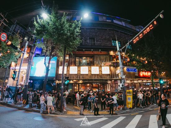 「バミューダ・ホンデ（Bermuda Hongdae）」VIPシート事前予約　弘大の人気クラブもVIP席確約でスムーズに入店！＜1～13名／ドリンク付き／弘大＞