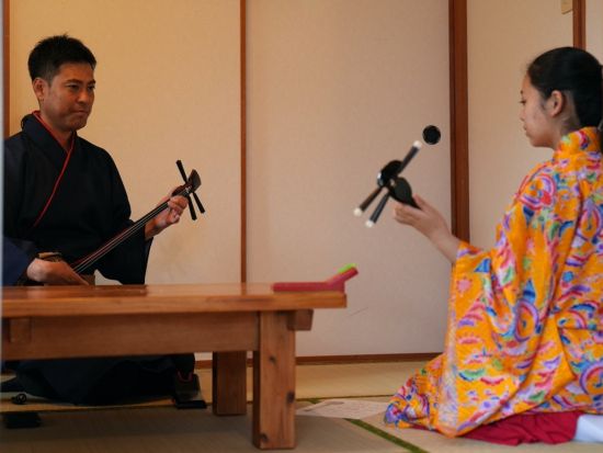 三線体験！沖縄に古くから伝わる伝統楽器に挑戦＜約40分／北谷＞