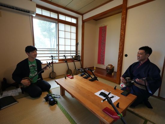 三線体験！沖縄に古くから伝わる伝統楽器に挑戦＜約40分／北谷＞