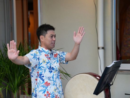 沖縄芸能満喫体験！ 三線・カチャーシー・三板で楽しむ伝統文化＜約45分／北谷＞