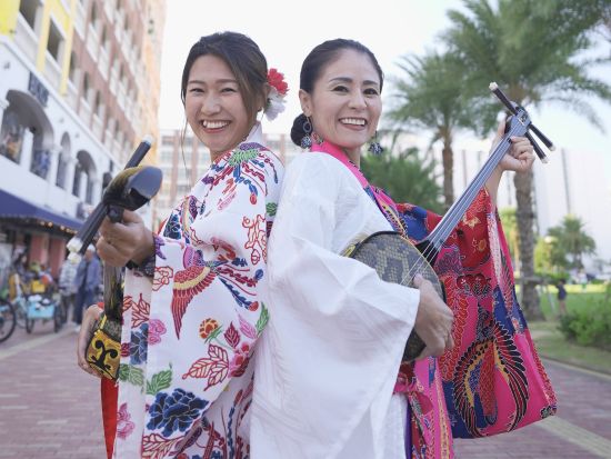 三板体験！沖縄民謡に欠かせない伝統の打楽器で沖縄のリズムを感じよう＜約30分／北谷＞