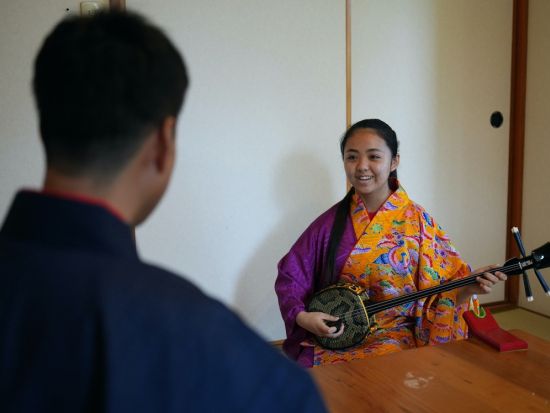 三線体験！沖縄に古くから伝わる伝統楽器に挑戦＜約40分／北谷＞