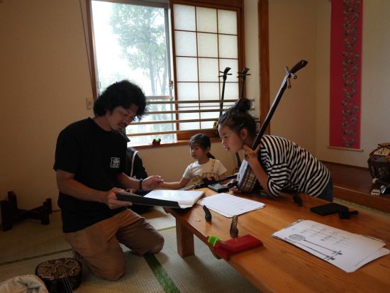 三線体験！沖縄に古くから伝わる伝統楽器に挑戦＜約40分／北谷＞