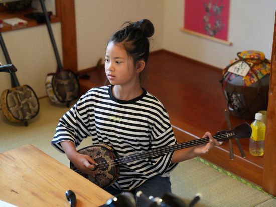 三線体験！沖縄に古くから伝わる伝統楽器に挑戦＜約40分／北谷＞