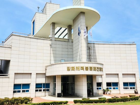 北朝鮮が見えるスターバックス&江華島1日観光ツアー 2つの展望台と喬桐島大龍市場＆世界遺産「支石墓遺跡」＜昼食付き／日本語ガイド＞