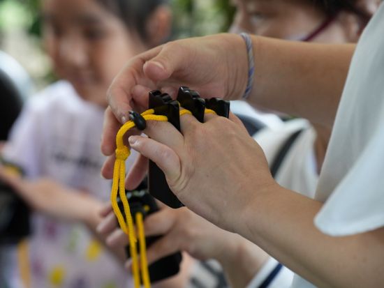 三板体験！沖縄民謡に欠かせない伝統の打楽器で沖縄のリズムを感じよう＜約30分／北谷＞