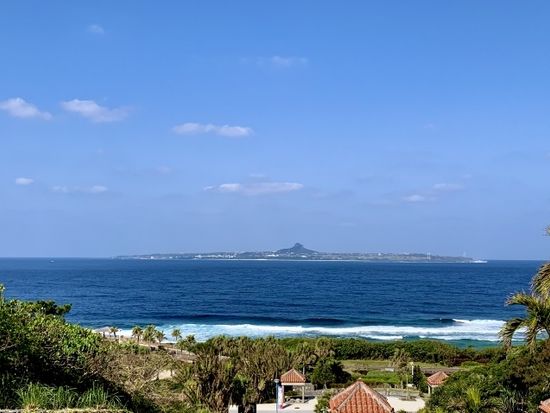 本部から見た伊江島