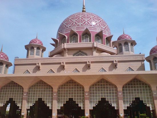 クアラルンプール発人気のモスク巡りツアー　ブルー＆ピンク＆鉄モスクを一度に楽しめる＜昼食付／日本語ガイド＞