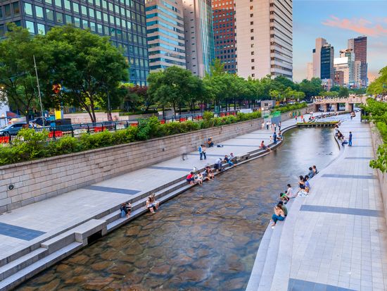 Korea_Seoul_Cheoggyecheon_shutterstock_716658517