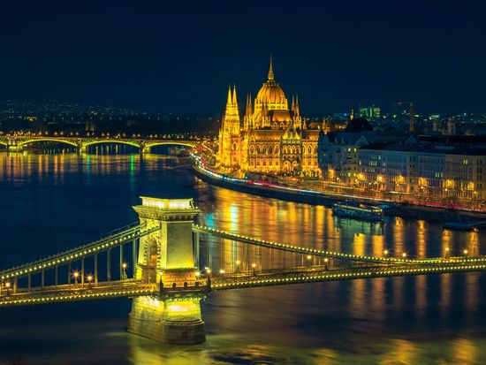 Chain bridge and Parliament building at night, Budapest_pixta_67241427_M