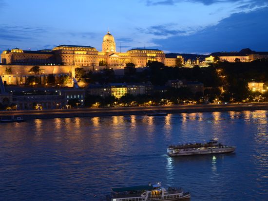 ight view of Budapest, Royal Palace Hill_pixta_13992971_M