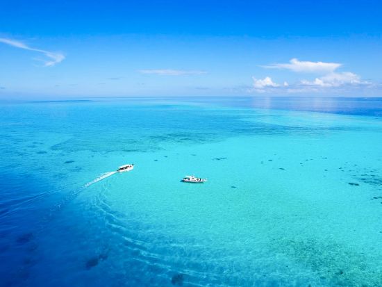 【宮古島】八重干瀬まで最短・池間島出航！ドローン撮影・写真データに自信あり！日本最大のサンゴ礁で泳ぐスキンダイビング半日ツアー《少人数制・要ライセンス》