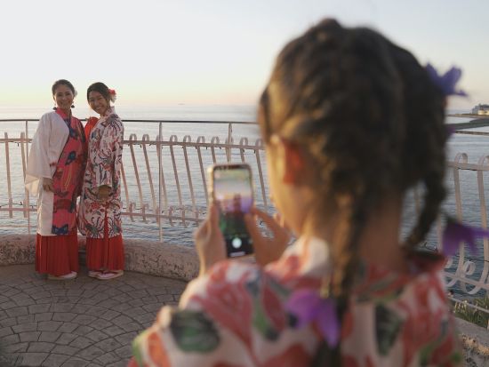 貸衣装でアメリカンビレッジ散策！紅型浴衣 or 琉球王国衣装に着替えて約2時間散策＜ヘアセット付プランあり／北谷＞