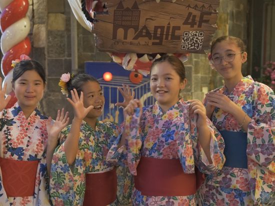 貸衣装でアメリカンビレッジ散策！紅型浴衣 or 琉球王国衣装に着替えて約2時間散策＜ヘアセット付プランあり／北谷＞