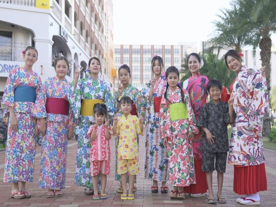 貸衣装でアメリカンビレッジ散策！紅型浴衣 or 琉球王国衣装に着替えて約2時間散策＜ヘアセット付プランあり／北谷＞