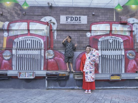 貸衣装でアメリカンビレッジ散策！紅型浴衣 or 琉球王国衣装に着替えて約2時間散策＜ヘアセット付プランあり／北谷＞