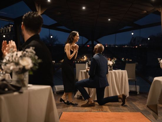 セーヌ川ディナークルーズ予約　バトー・ムッシュ　選べるメニュープラン＜20:30発または21:00発／3コースディナー＞ ＊前日まで予約受付中