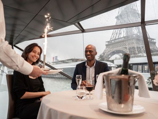 セーヌ川ディナークルーズ予約　バトー・ムッシュ　選べるメニュープラン＜20:30発または21:00発／3コースディナー＞ ＊前日まで予約受付中