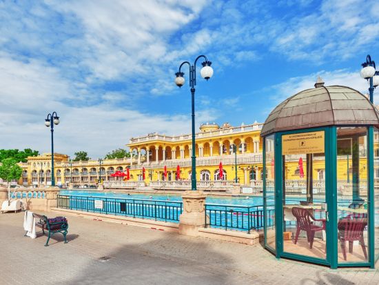 セーチェーニ温泉 入場チケット予約 ハンガリーの伝統酒「パーリンカ」の試飲付き＊申込と同時に即予約確定