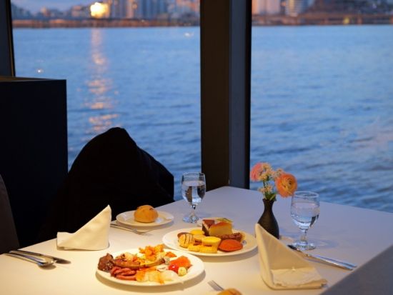 漢江ディナークルーズ　漢江を彩る夜景と贅沢ビュッフェ　サンセットディナーまたは月光ディナーから選べるプラン ＜汝矣島（ヨイド）発＞