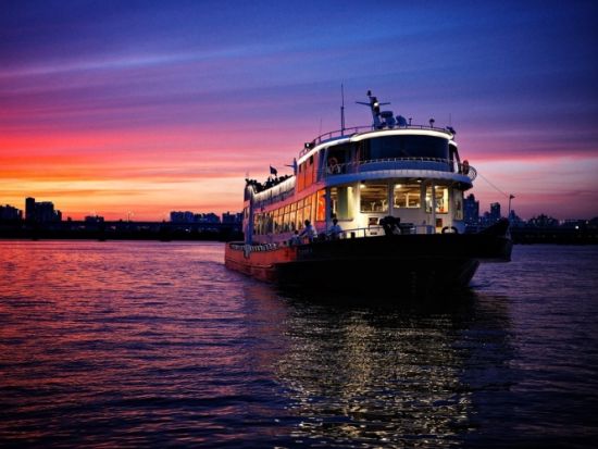漢江ディナークルーズ　漢江を彩る夜景と贅沢ビュッフェ　サンセットディナーまたは月光ディナーから選べるプラン ＜汝矣島（ヨイド）発＞