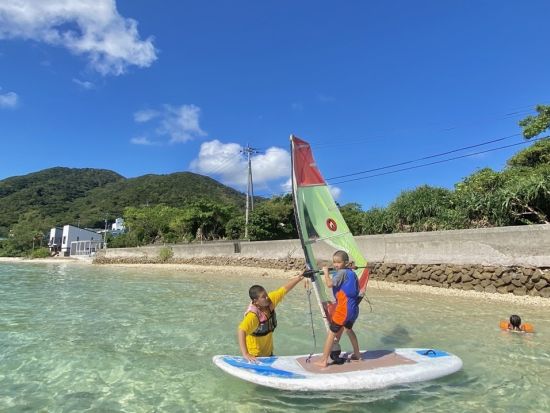 奄美大島ウィンドサーフィンツアー 奄美ブルーの中で風と遊ぶ体験！初心者も大歓迎＜午前または午後／約2時間／龍郷町＞ by Maze奄美