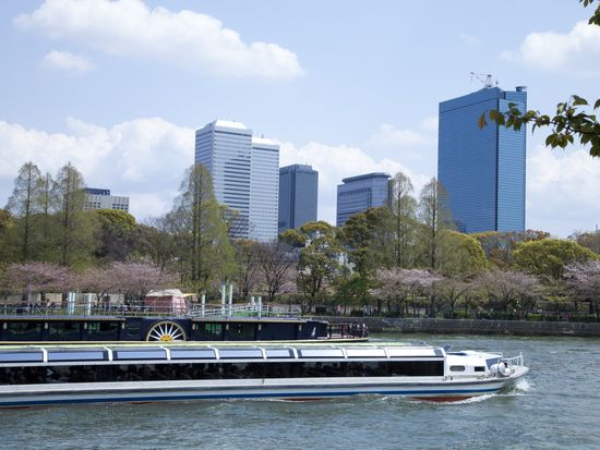 Osaka_Aqua-liner-and-OBP_shutterstock_195566477