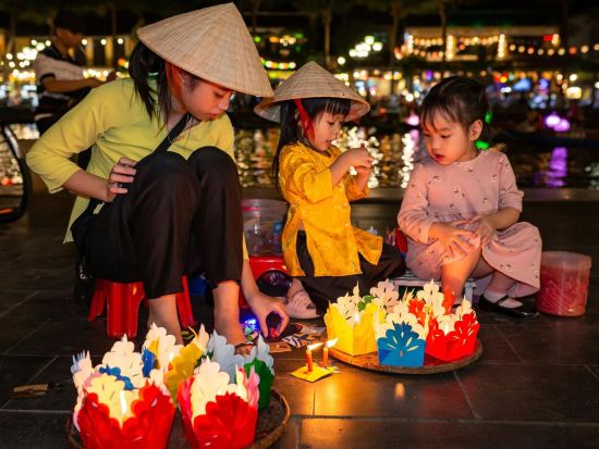 ソンチャマリーナ海風クルーズ＆ホイアン夜景ツアー　ソンチャ半島＋サントリーニ風カフェ＋ランタン流し＜ダナン発着／日本語ガイド／貸切or混乗＞