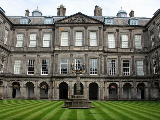 Scotland_Edinburgh_Hollyrood_House_Courtyard_Shutterstock