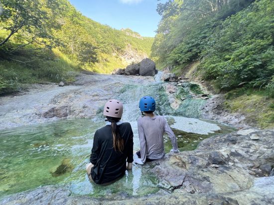 知床絶景トレッキングツアー＆最後の秘境 カムイワッカ湯の滝シャワークライミング（沢登り） 2つの人気アクティビティを1日で満喫！＜7～9月／斜里町＞