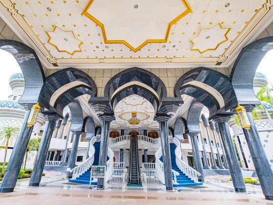 Brunei_Bandar Seri Begawan_New mosque_pixta_71258058_M