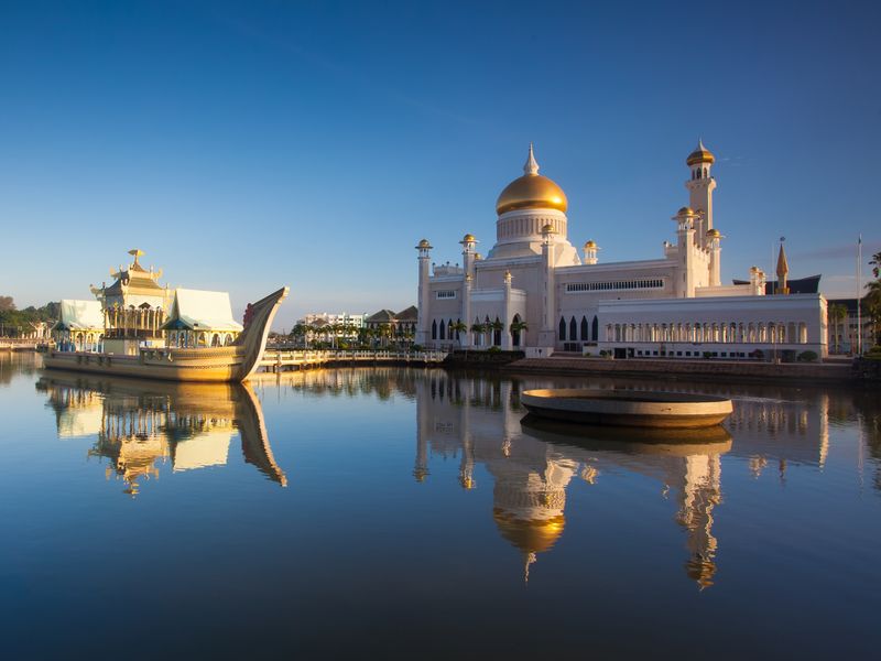 Brunei_Bandar Seri Begawan_Sultan Omar Ali Saifuddien Mosque_shutterstock_437440402
