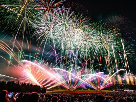 北海道芸術花火2025バスツアーinモエレ沼公園芝席プラン ～この花火、規格外。もう花火とは言えない。一夜限りの夜空の彫刻～＜9月6日／札幌駅北口or麻生発着＞