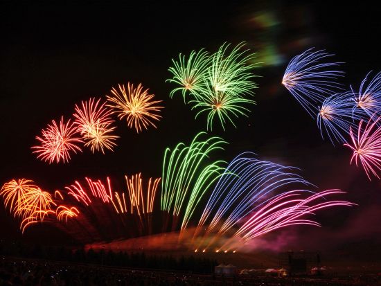 北海道芸術花火2025バスツアーinモエレ沼公園芝席プラン ～この花火、規格外。もう花火とは言えない。一夜限りの夜空の彫刻～＜9月6日／札幌駅北口or麻生発着＞