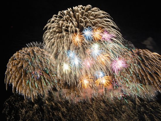 北海道芸術花火2025バスツアーinモエレ沼公園芝席プラン ～この花火、規格外。もう花火とは言えない。一夜限りの夜空の彫刻～＜9月6日／札幌駅北口or麻生発着＞
