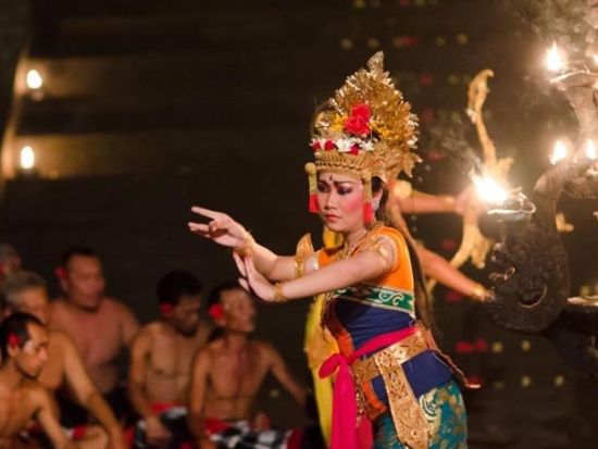 「バリニーズシアター」バリニーズダンス鑑賞＆インドネシア料理のビュッフェディナー　アヨディアリゾート＜月・水曜日／ホテル送迎可／バリ島内シャトル乗り放題付き＞