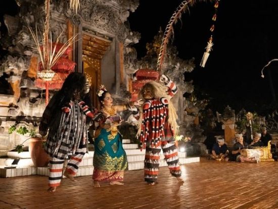 「バリニーズシアター」バリニーズダンス鑑賞＆インドネシア料理のビュッフェディナー　アヨディアリゾート＜月・水曜日／ホテル送迎可／バリ島内シャトル乗り放題付き＞