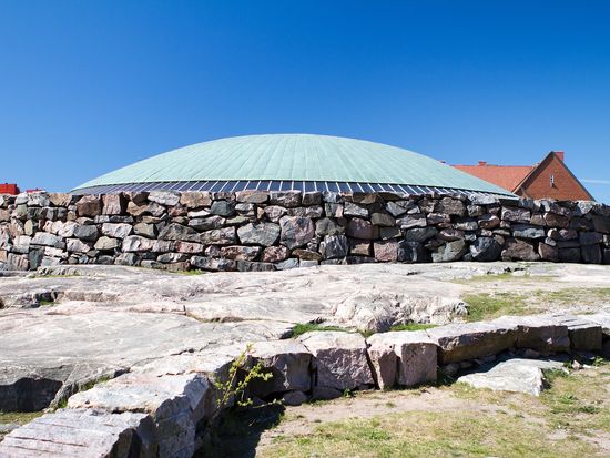 Fiinland_Helsinki_StoneChurch_Temppeliaukio_shutterstock_84793531