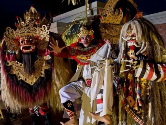 「カンポンバリ」バリニーズダンス鑑賞＆インドネシア料理のビュッフェディナー　リンバ by アヤナ＜月・水・金曜日／ホテル送迎可／バリ島内シャトル乗り放題付き＞