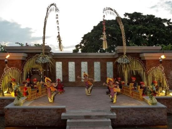 「カンポンバリ」バリニーズダンス鑑賞＆インドネシア料理のビュッフェディナー　リンバ by アヤナ＜月・水・金曜日／ホテル送迎可／バリ島内シャトル乗り放題付き＞