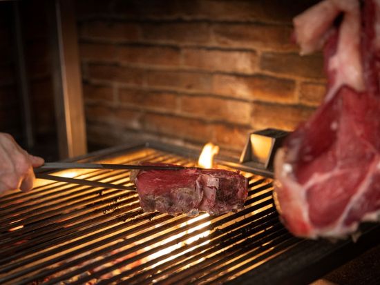 シェフが目の前で焼き上げる！ライブグリルショー付き3種のステーキディナー＜約3時間／フィレンツェ＞